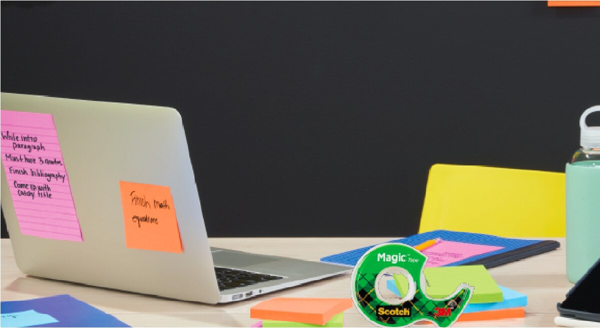Computadora con Post-its®.